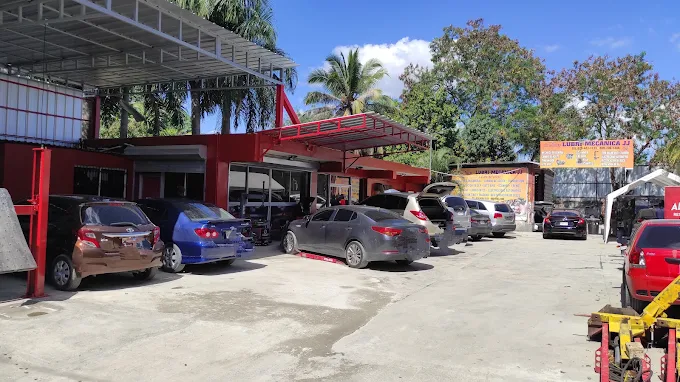 Patio y naves abiertas del centro de servicio Yafar